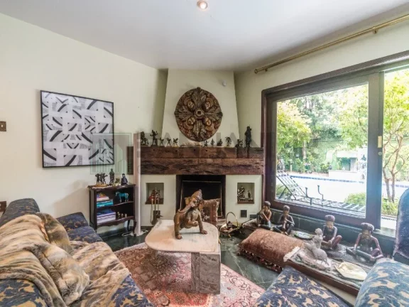 Imagem VENDO CASA PRÓXIMO AO PQ. IBIRAPUERA! Magnifica residência a venda em rua tranquila e arborozada no Jardim Lusitânia, com 900m² de área construída em