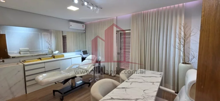 Imagem Oportunidade Única: Casa Comercial à Venda no Centro de Franco da Rocha-SP, 3 Quartos, 1 Suíte, 4 Salas e 2 Vagas de Garagem!
