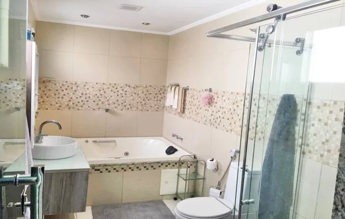 Imagem VARG.PEQUENA CASA 600m2 COND.FECHADO PISCINA JACUZZI CHURRASQ. 4QTS(3STS)
