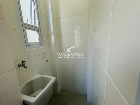 Imagem Prédio frente à orla. Apartamento finamente reformado.