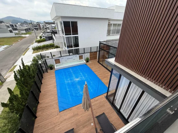 Imagem Casa mobiliada no Condomínio Caledônia com 2 suítes, 2 demi-suites e 4 vagas em Camboriú/SC