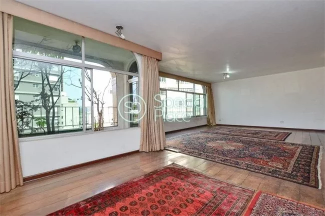 Imagem Ótima oportunidade para reforma. Apartamento com planta quadrada, 230m2 de área privativa, 3 dormi...