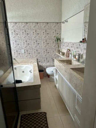 Imagem Destaques do Imóvel:

São 3 Suítes com Ar-Condicionado e Mobiliário Planejado: Suíte master com...