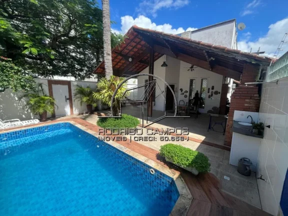 Espaçosa Casa Sobrado com Piscina à Venda no Aviação - Praia Grande