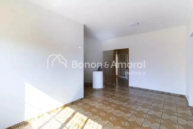 Imagem Excelente casa de esquina com 440 m². Possui 4 quartos, sendo 2 suítes, além de salas de estar e ...