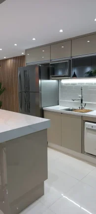 Imagem Apartamento 90 M², 3Q, 1 Suíte, 2 Banheiros, 1 Vaga, Semi-mobiliado, Luminárias, Led, Cozinha com ilha.