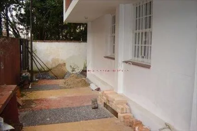 Imagem SOBRADO DE ESQUINA DISPONÍVEL PARA LOCAÇÃO NO GONZAGA EM SANTOS.
