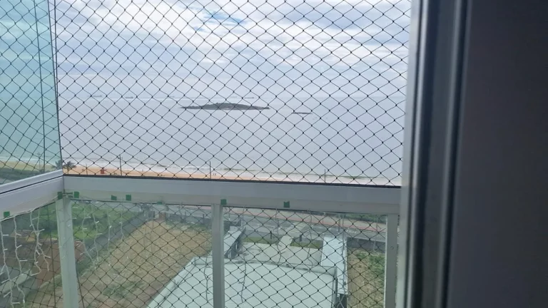 Imagem Vendo apartamento de três quartos com suíte na Rodovia do Sol de frente para o mar, andar alto, com duas vagas de garagem.