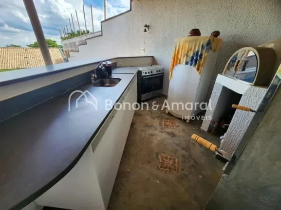 Imagem Belíssima casa com 250 m² de construção e terreno com área de 449 m². Na parte inferior há 1 ...
