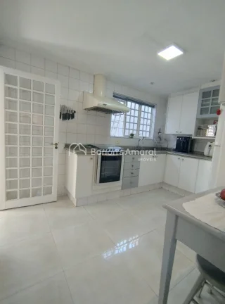 Imagem Apresentamos esta belíssima casa, muito bem localizada, ideal para quem busca conforto, segurança ...