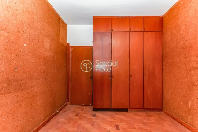Imagem Apto amplo com pé direito alto e living rico em iluminação natural para 03 ambientes e lavabo. Po...