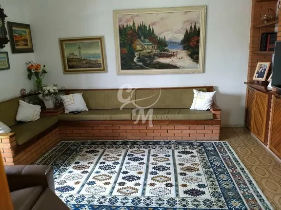 Imagem Casa avarandada com cômodos amplos