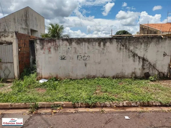 Imagem Terreno à Venda com 767 m2 no Bairro São Francisco na Rua José Oliva - Todo Murado