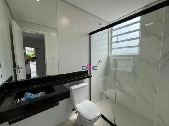 Imagem Apartamento impecável, no canal 6 de frente, 2° andar com sacadinha. 2 quartos sendo 1 suite e vaga