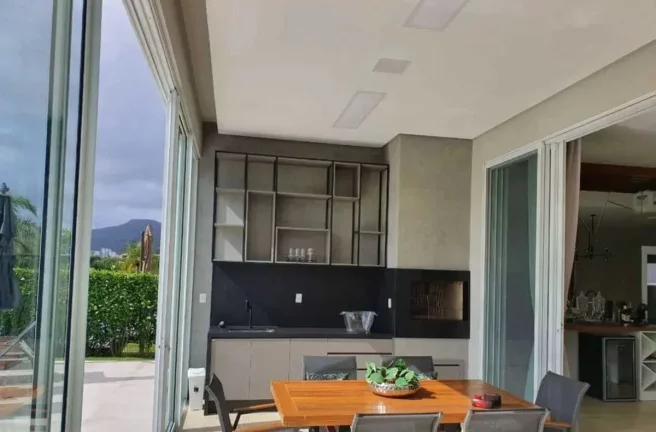 Imagem Casa de alto padrão com 4 suítes e 8 vagas de garagem no Centro de Camboriú
