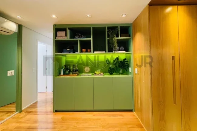 Imagem Venha se encantar com essa incrível cobertura no coração do Itaim Bibi, no Condomínio Edifício Igarapé! Completamente reformada, essa cobertura de 2