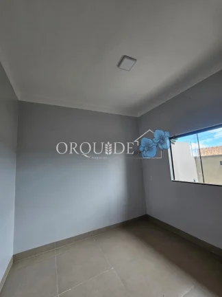 Imagem Imperdível! Casa à venda em Rio Verde-GO, no Residencial Parque dos Ipês, com 2 quartos, 1 suíte, 1 banheiro e 2 vagas de garagem.