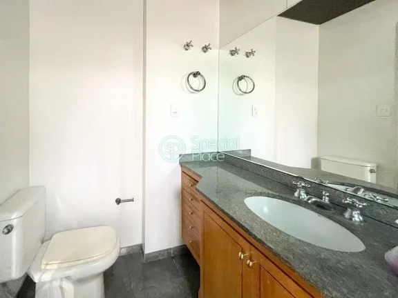 Imagem Apartamento enorme. São 215m2 de área útil, 3 dormitórios ( 3 suítes ) e 4 vagas na garagem. Li...