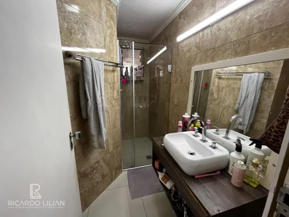 Imagem Apartamento com 2 dormitórios sendo uma suíte, 70m² de area util e uma vaga de garagem coberta.