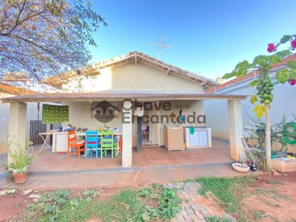 Imagem Casa no centro com quintal amplo e varanda coberta
