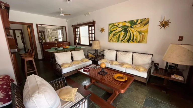 Imagem Casa com ampla sala 2 ambientes,3 dormitórios sendo uma suíte,edícula com mais 2 dormitórios e 1 banheiro,2 vagas de garagem