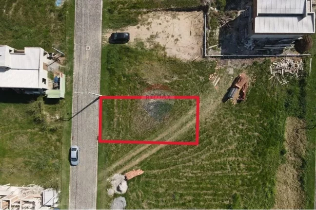 Imagem Terreno plano dentro de condomínio fechado.