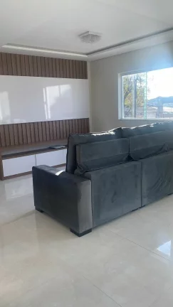 Imagem SOBRADO COM TRÊS DORMITÓRIOS, QUATRO VAGAS DE GARAGEM E LAVANDERIA COBERTA.