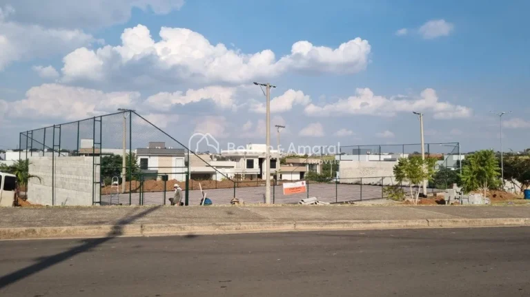 Imagem Localizado no Condomínio Real Park Sumaré, este lote de esquina com 332 m² oferece uma oportunida...