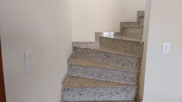 Imagem Sobrado com 200 metros quadrados aproximadamente, com três dormitórios, dois banheiros com aqueced...