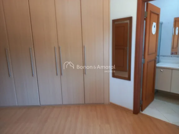 Imagem Encante-se com esta belíssima casa que oferece 4 suítes, incluindo uma suíte master com hidro e d...