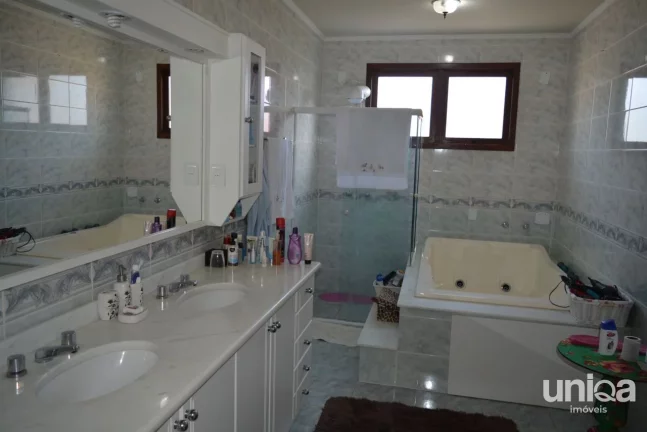 Imagem Casa em Camobi com 05 dormitórios, suíte master, lareira, piscina