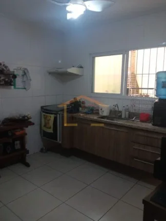 Imagem Sobrado espaçoso com 3 dormitórios, sendo 1 suíte confortável, e 2 vagas de garagem. 
Com 125m²...