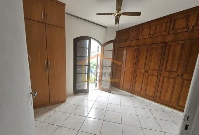 Imagem Sobrado 270m², 3 dormitórios, armários planejados, piscina, quadra, 4 vagas de garagem. 
O imóve...