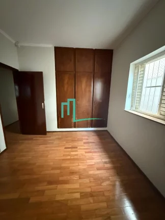 Imagem Imóvel à venda em Franca-SP: Casa na Vila França com 3 quartos, 1 suíte, 2 salas, 3 banheiros, 2 vagas de garagem e 200 m² de área.