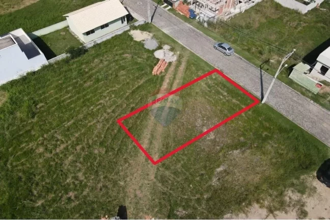 Imagem Terreno plano dentro de condomínio fechado.