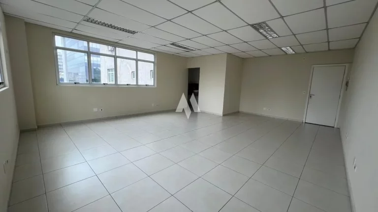 Imagem Sala Comercial para Locação com 1 Vaga e Segurança na Vila Mathias em Santos/SP