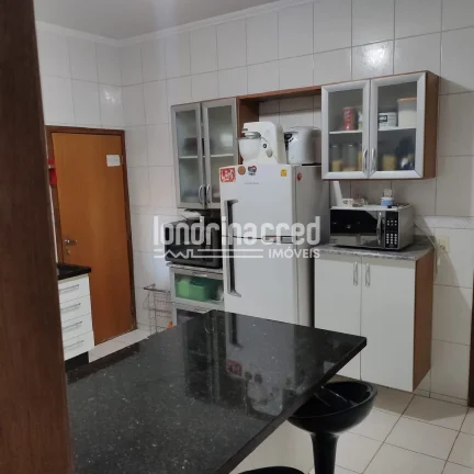 Imagem Linda casa no Jardim San Fernando: 3 dormitórios (1 suíte), cozinha planejada, churrasqueira, 2 vagas de garagem, 180m² de terreno e 117m² de área útil.