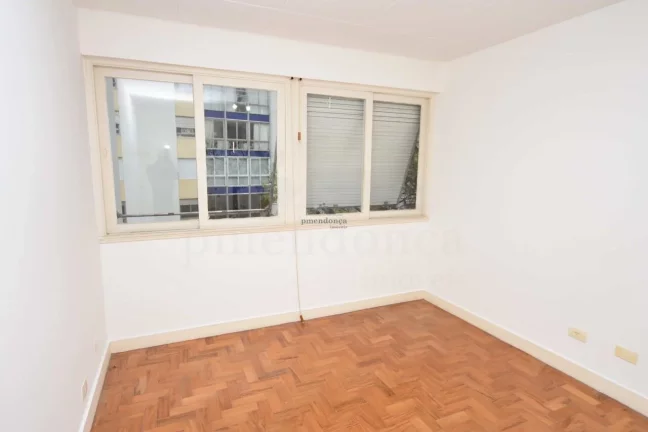 Imagem Apartamento bem distribuído com living para 02 ambientes, janelas grandes proporcionando boa ilumin...