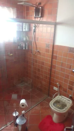 Imagem "Espaçoso Sobrado de 3 Dormitórios com Piscina e Pomar em Belvedere, Atibaia: Uma Oportunidade Imperdível!"