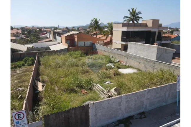 Imagem Terreno plano e murado de frente para o mar na barra de Maricá.