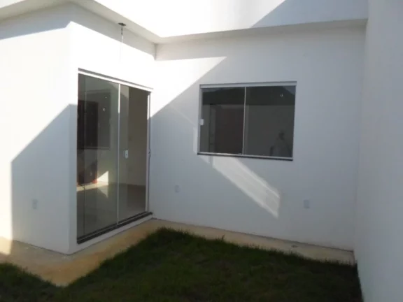 Imagem Casa Linear composta por: 2 quartos, sendo 01 suite, Sala de estar e jantar, Banheiro Social, Cozinha Americana, área de serviço, vaga de garagem; ár