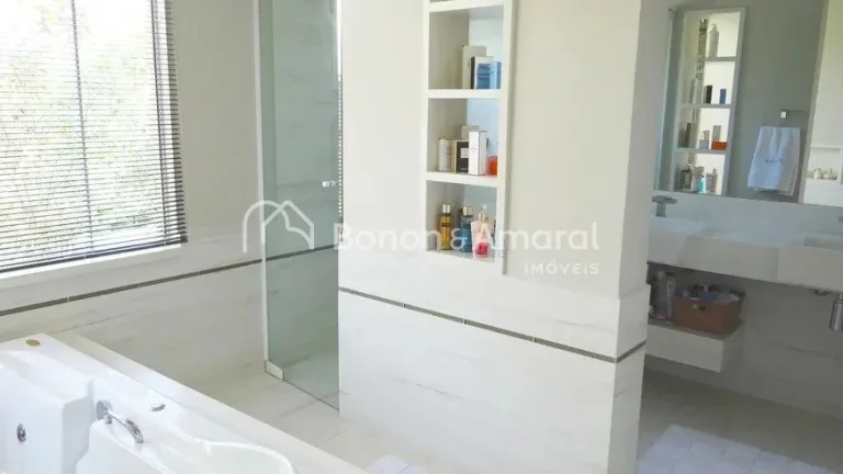 Imagem Espaçosa casa com área construída de 343 m². A residência possui living para vários ambientes,...