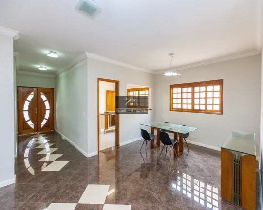 Imagem CASA TÉRREA ESPAÇOSA 306 M 3 SUÍTES 3 SALAS AMPLAS 6 VAGAS DE GARAGEM EM MEIO A MUITA NATUREZA LOCAL CALMO AO LADO DO CLUBE DE CAMPO SÃO PAULO GOLF