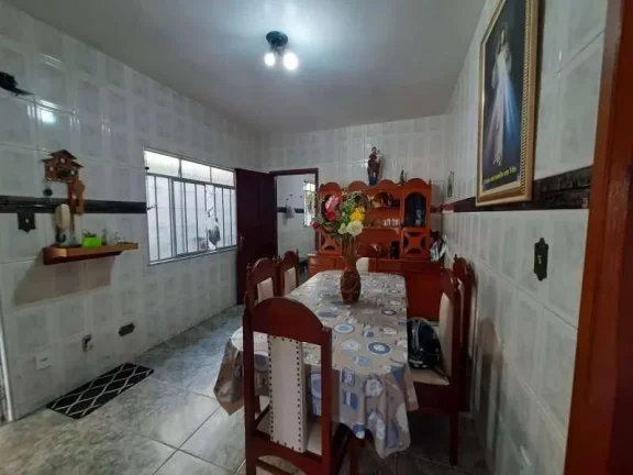 Imagem Charmosa casa de dois andares com câmera de segurança e seis dormitórios em bairro tranquilo de Barbacena/MG