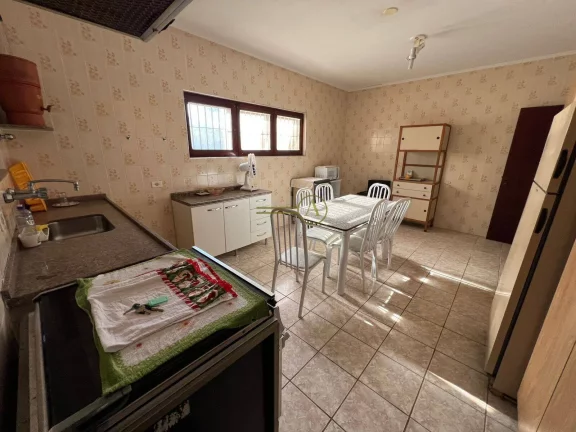 Imagem Casa ampla com 2 edículas e salão de festas perto da praia