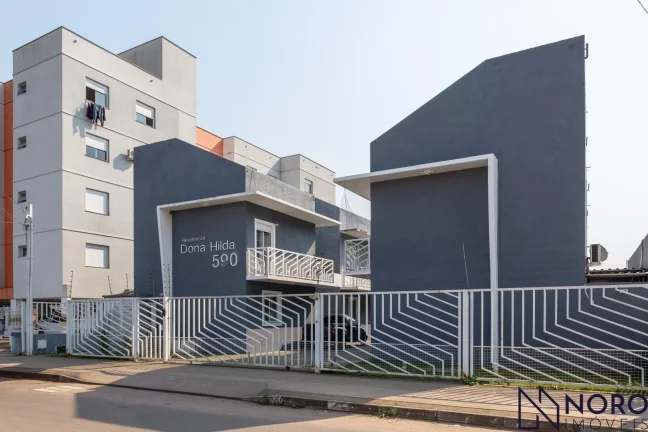 Casa em Residencial Fechado com Terraço e 2 Dormitórios em Santa Maria