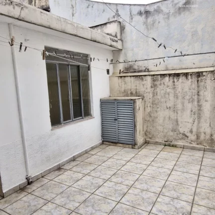 Foto do imóvel: Casa confortável de 2 dormitórios, 2 banheiros, sala para dois ambientes, com entrada lateral e va...