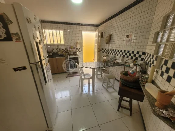 Imagem Casa Padrão à Venda em Lagoa Nova, Natal - 4 Dormitórios
