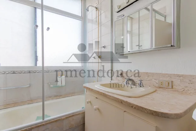 Imagem Apartamento na Avenida Angélica com 3 dormitórios (1 suíte) e 1 vaga, 196m²