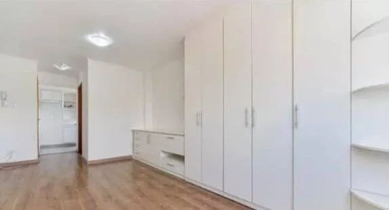 Imagem Kit a duas quadras do metr...ocirc; Santos/Imigrantes linha verde. Localizado na Rua Vergueiro, poss...